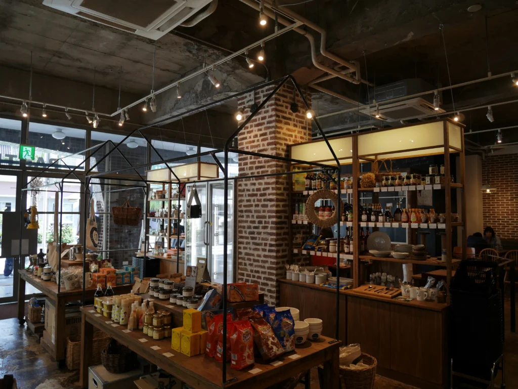 レンガタイル『ネザーランド』を張った内壁の店舗の施工例
