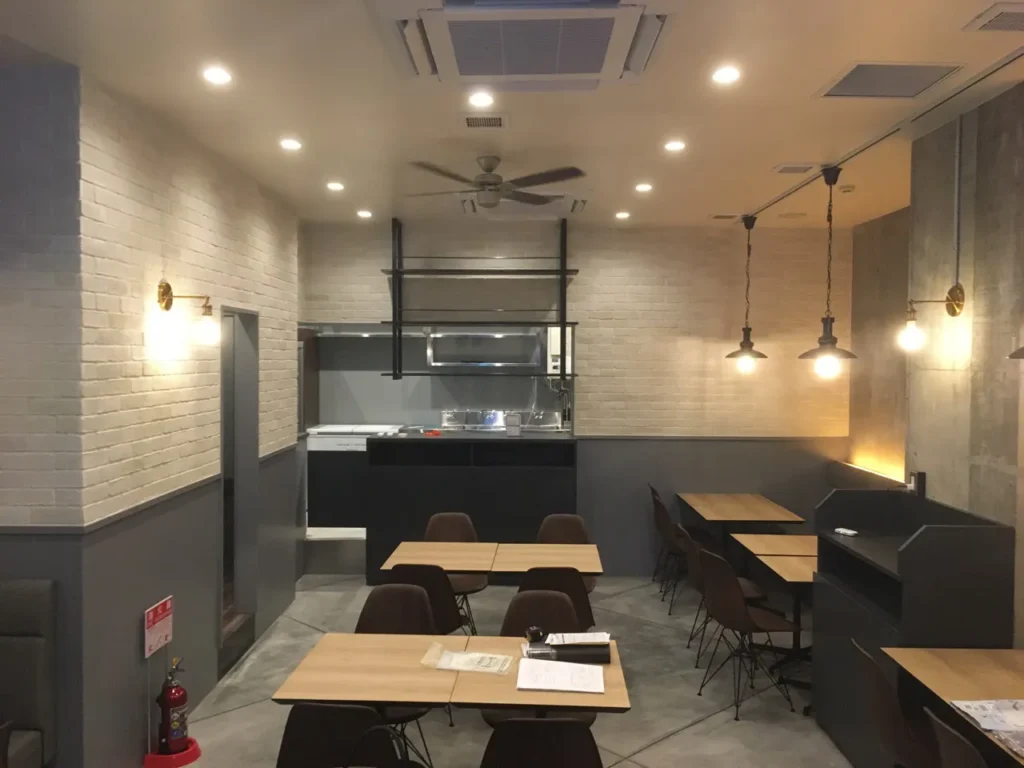 レンガタイル『シロブリ』を張った内壁のレストランの施工例