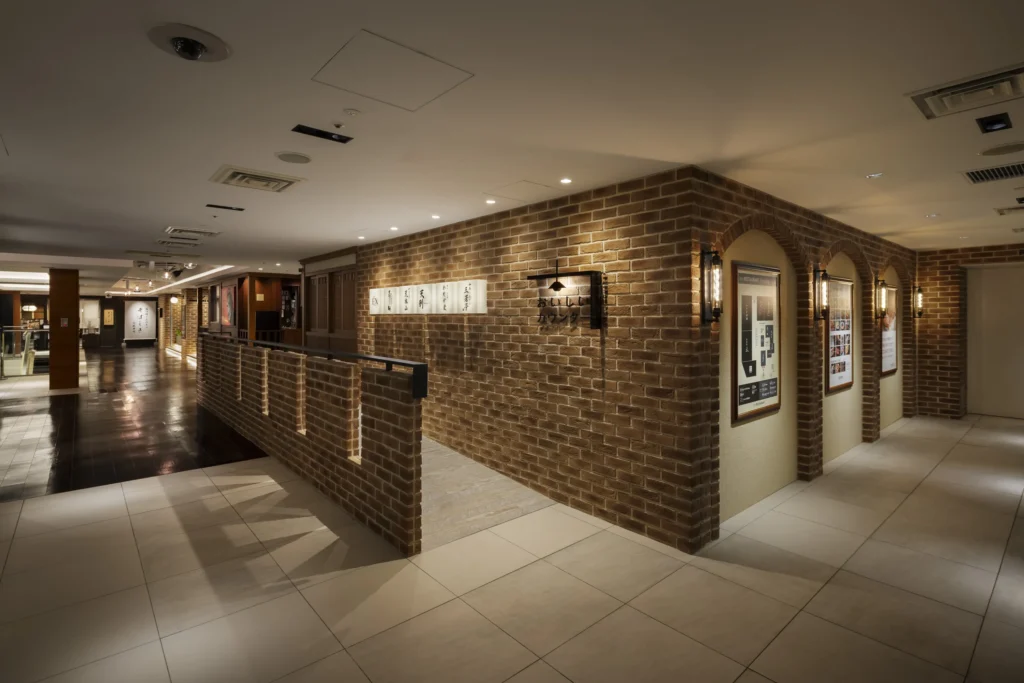 横浜MORE’S 9F おいしいカウンターにブリックタイルCAN’BRICK「セントジェームス（SJ-3）」をご採用いただきました。
 
 ブリックタイルがレストラン全体の内装に効果的に使用され、空間に温もりと高級感をもたらしています。レンガの自然な質感が、天井の露出した配線や木材の家具と調和し、モダンでありながらもクラシックな雰囲気を演出しています。
 
 植物が配置されたスペースや、オープンバーの柱など、レンガタイルが空間のアクセントとして機能し、各エリアをさりげなく区切りながらも統一感を保っています。落ち着いた照明とレンガの風合いが相まって、訪れるお客様にリラックスした雰囲気を提供し、居心地の良いダイニング体験を演出しています。
 
 英国で最もポピュラーなレンガを再現したブリックタイル、CAN’BRICK キャン'ブリック「St.James – セントジェームス(SJ)」。 古き良き時代の意匠を継承しながらも、馴染み易い色味と風合いは万人にレンガの暖かみを伝えます。