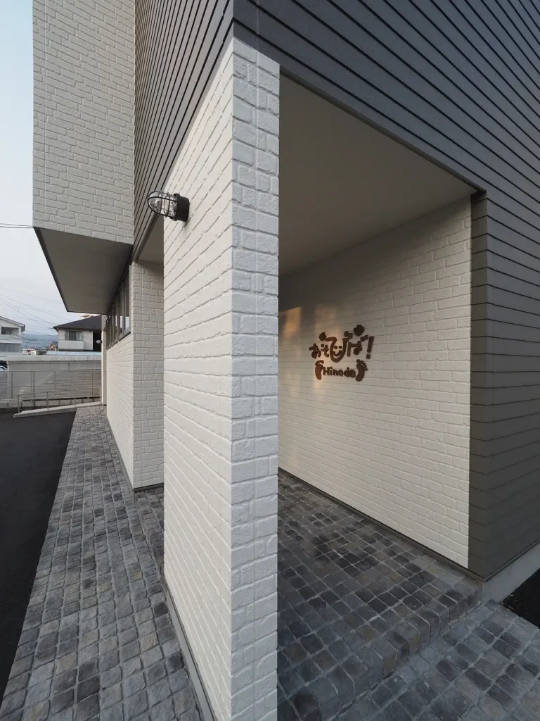 Tiles 床タイル「CUBIC– キュービック」 施工事例　セメント二次製品　グレー　国産　幼稚園