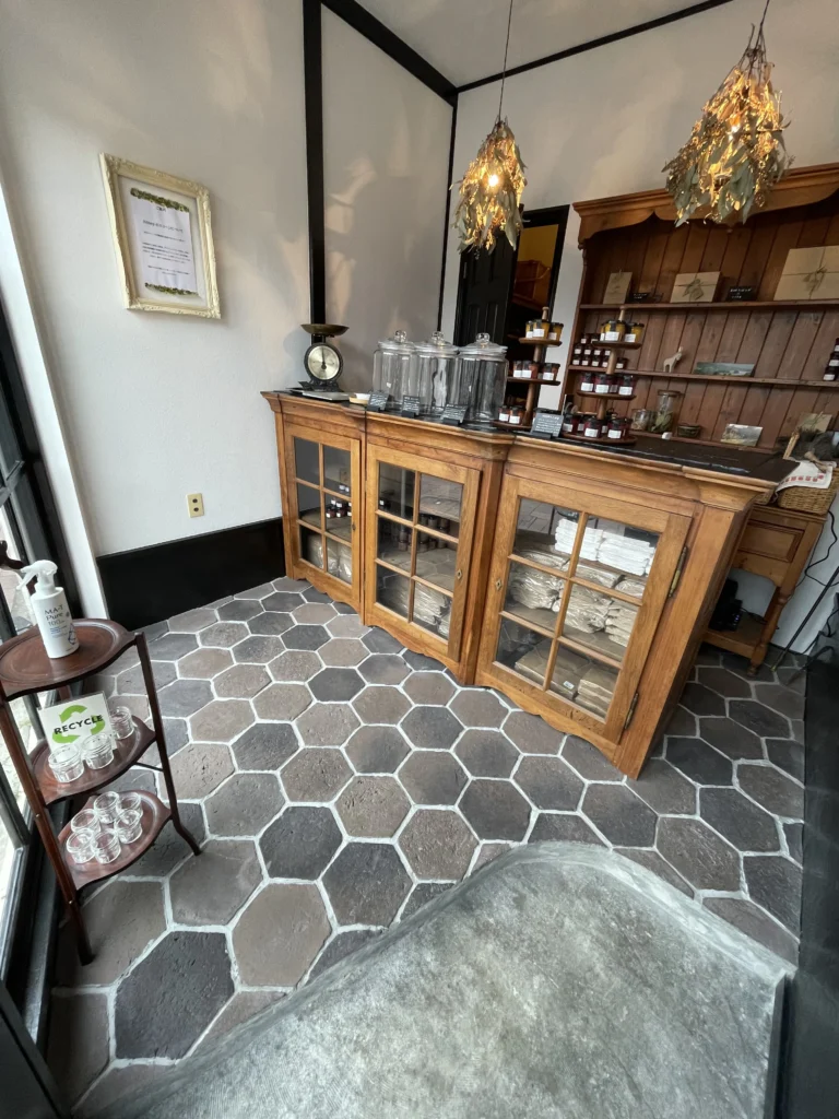 Tiles 床タイル「hexagon– ヘキサゴン」 施工事例　セメント二次製品　HEX-3