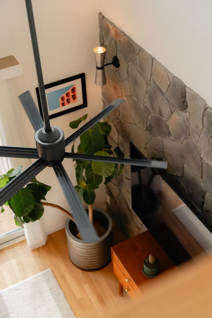 CAN'STONE「ラウンドキャニオン(ROC)」乱形石をリアルに再現した擬石・壁材 アクセントウォール テレビ裏事例