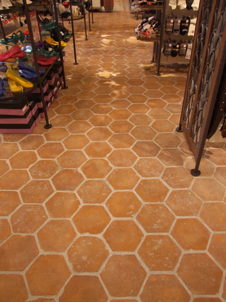 Tiles 床タイル「hexagon– ヘキサゴン」 施工事例　セメント二次製品　HEX-1