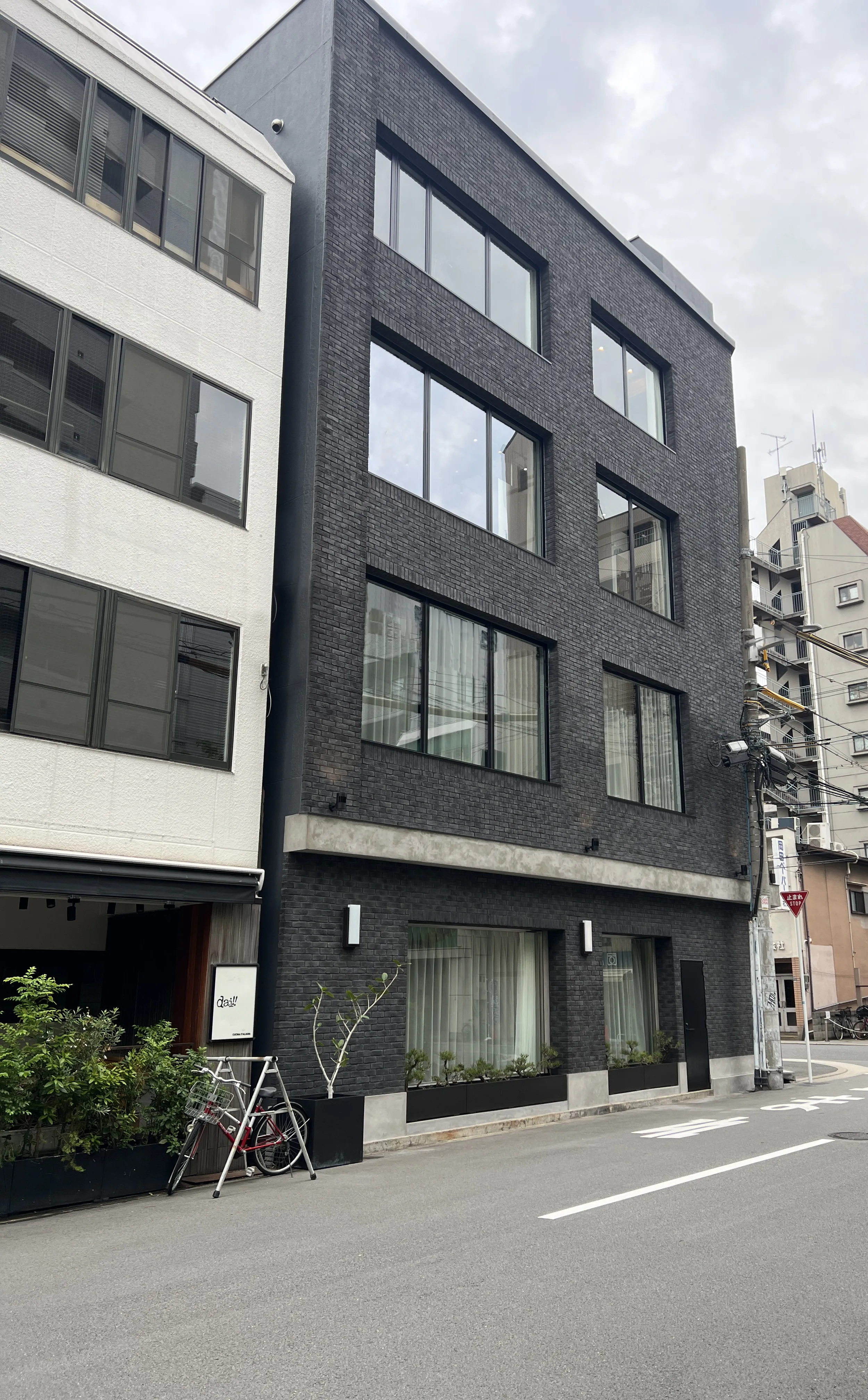 黒いブリックタイル　CAN'BRICK「KUROBRI-クロブリ」　美容室施工事例