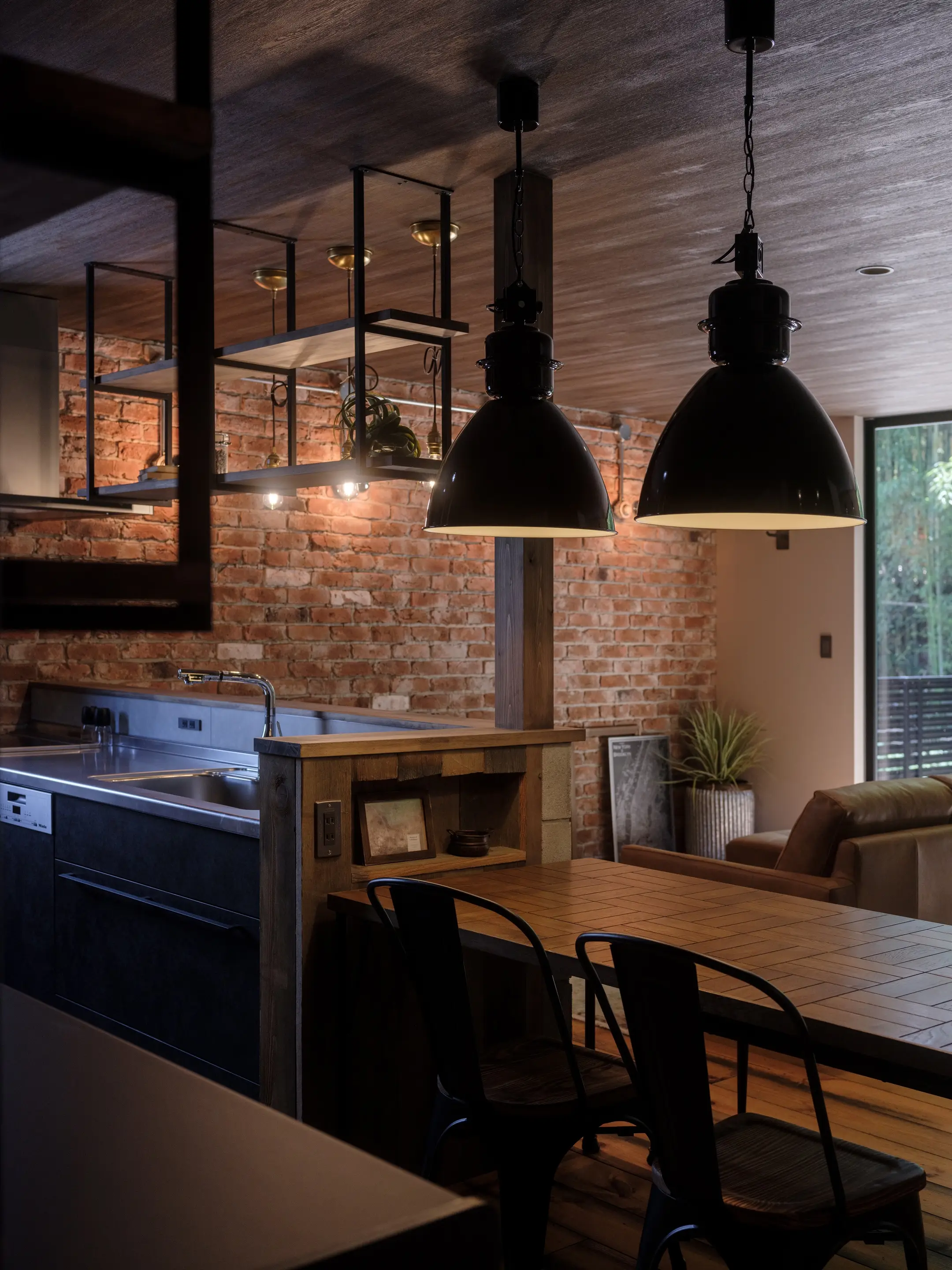 赤系レンガのタイル MC-3 と コンクリートブロック調タイル BLO-2