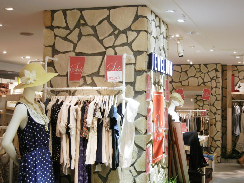擬石タイル『クレマ』を使った施工事例（店舗内装デザイン） 写真2