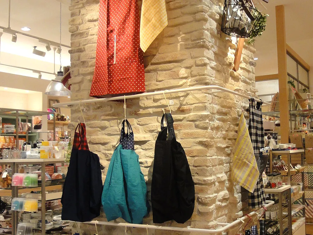 店舗内装デザイン：擬石「クレマ(CRE-2)」施工例