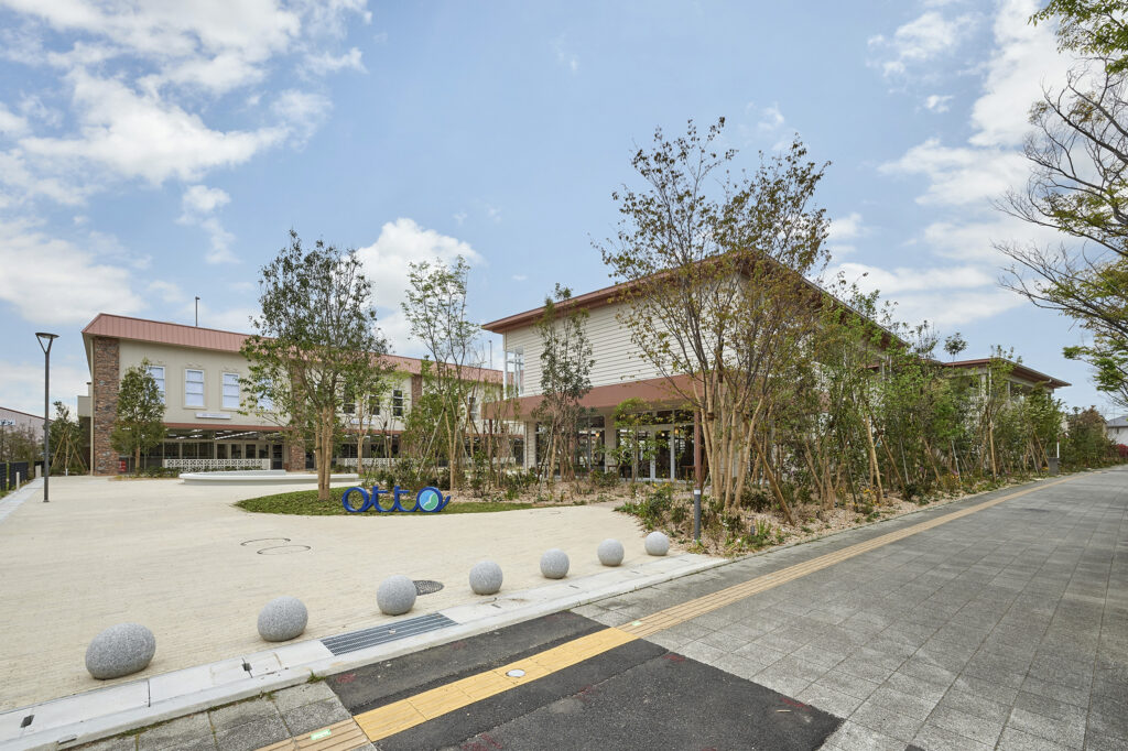 歩道側から見たOtto Terrace 南芦屋浜の全景。手前に球体の車止めが並ぶ外構