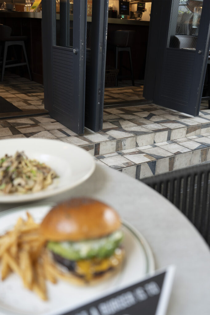 料理越しに見る入口の BOTTEGA（PLAY）の床