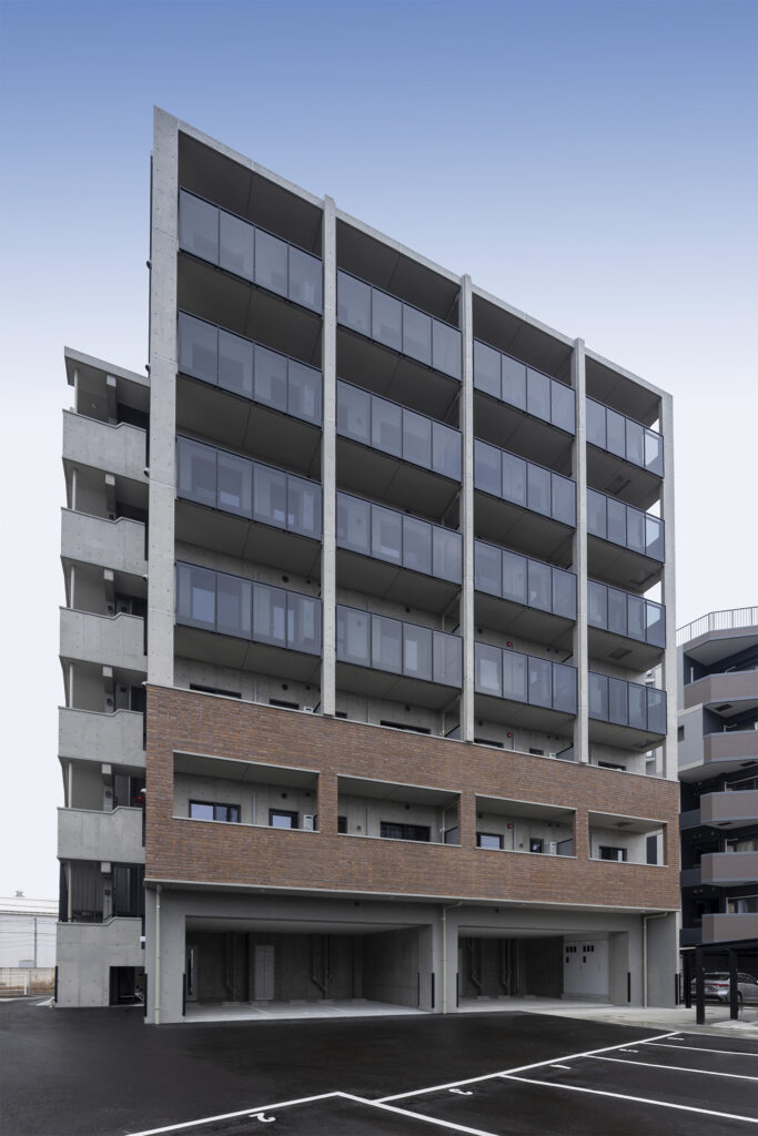 駐車場側から見たマンション外観、中層部のブリックタイル外壁